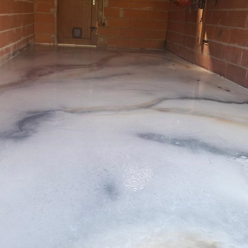 Sol époxy marbré blanc dans un garage des Landes