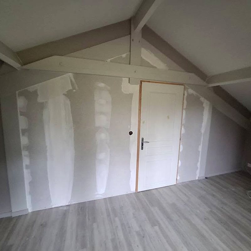 Cloisons en plaques de plâtre dans une pièce mansardée