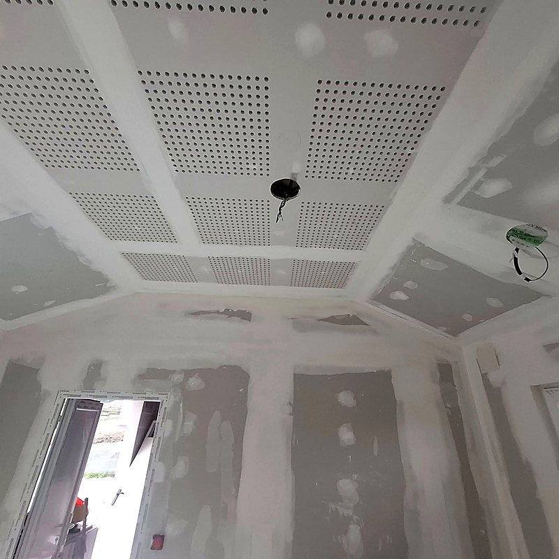 Plafond acoustique en plaques perforées