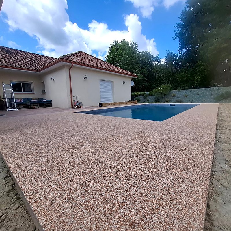 Plage de piscine en moquette de pierre
