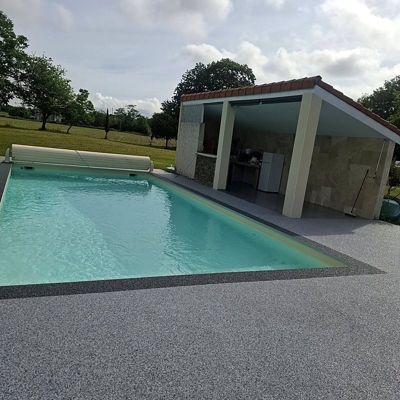 Plage de piscine et pool house, moquette de pierre grise