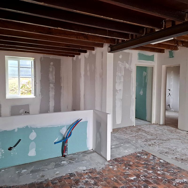 Rénovation : solives apparentes et cloisons en plaques de plâtre