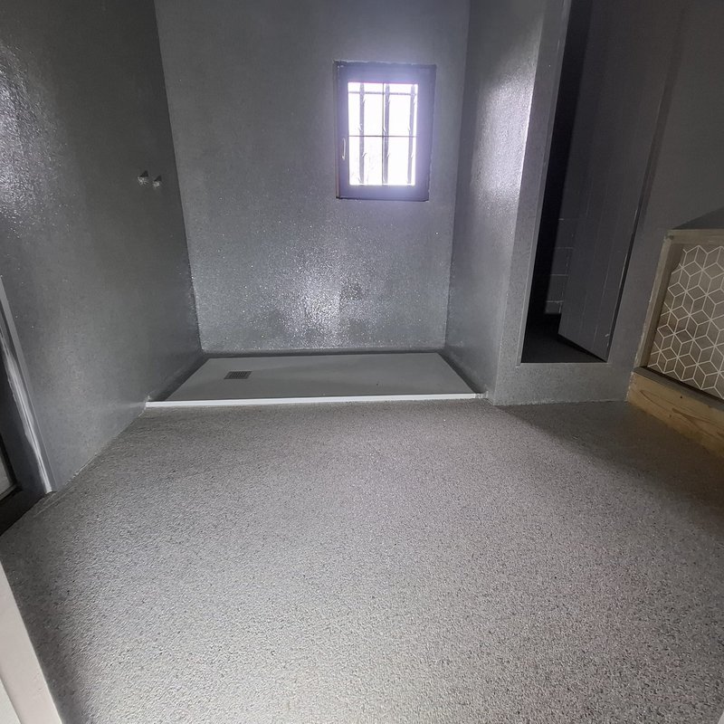 Salle d'eau : murs et sol en résine grise mouchetée