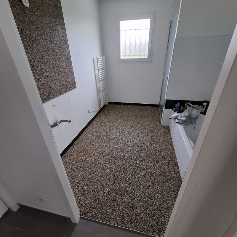 Salle de bain en moquette de pierre beige
