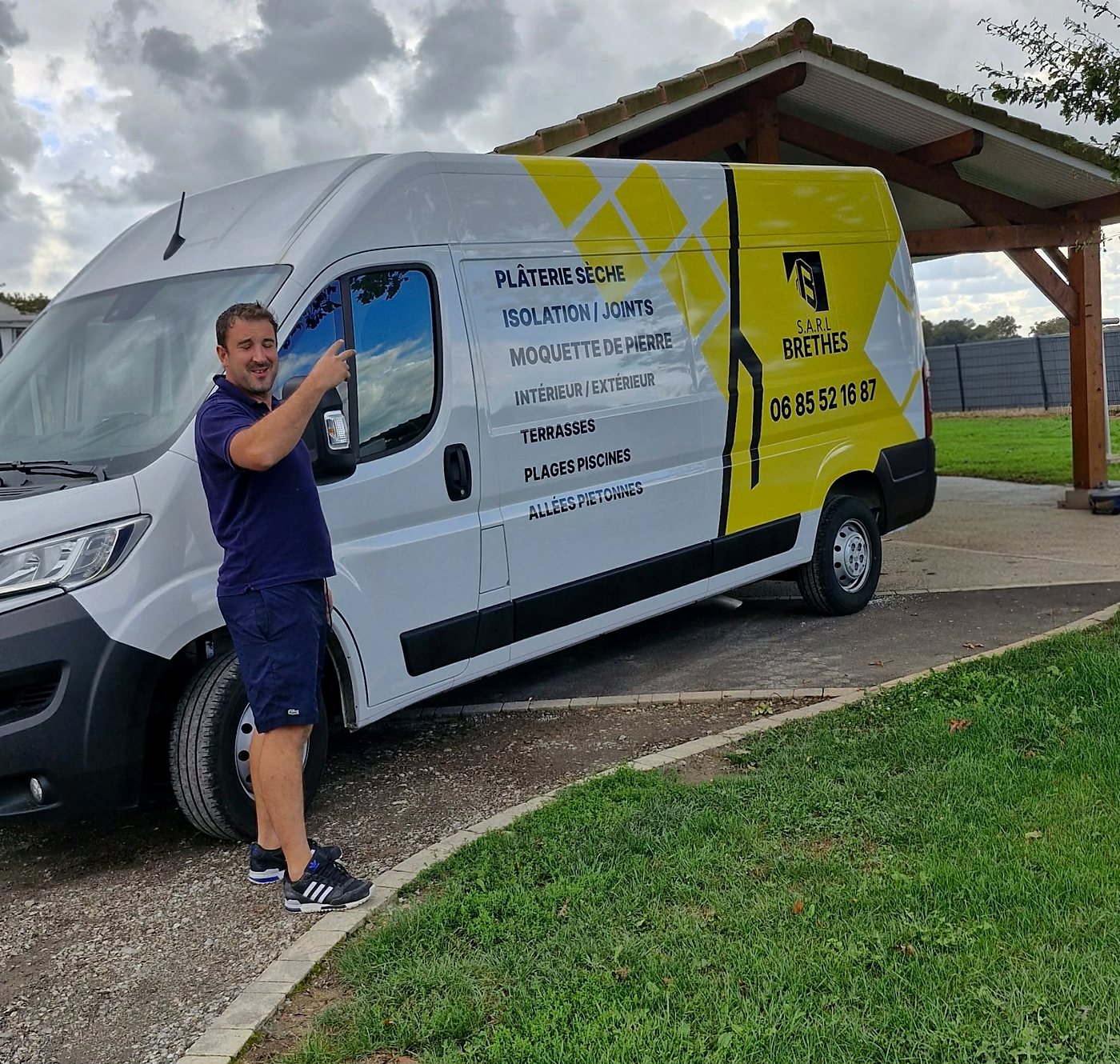 Julien Brethes devant le camion de la SARL Brethes