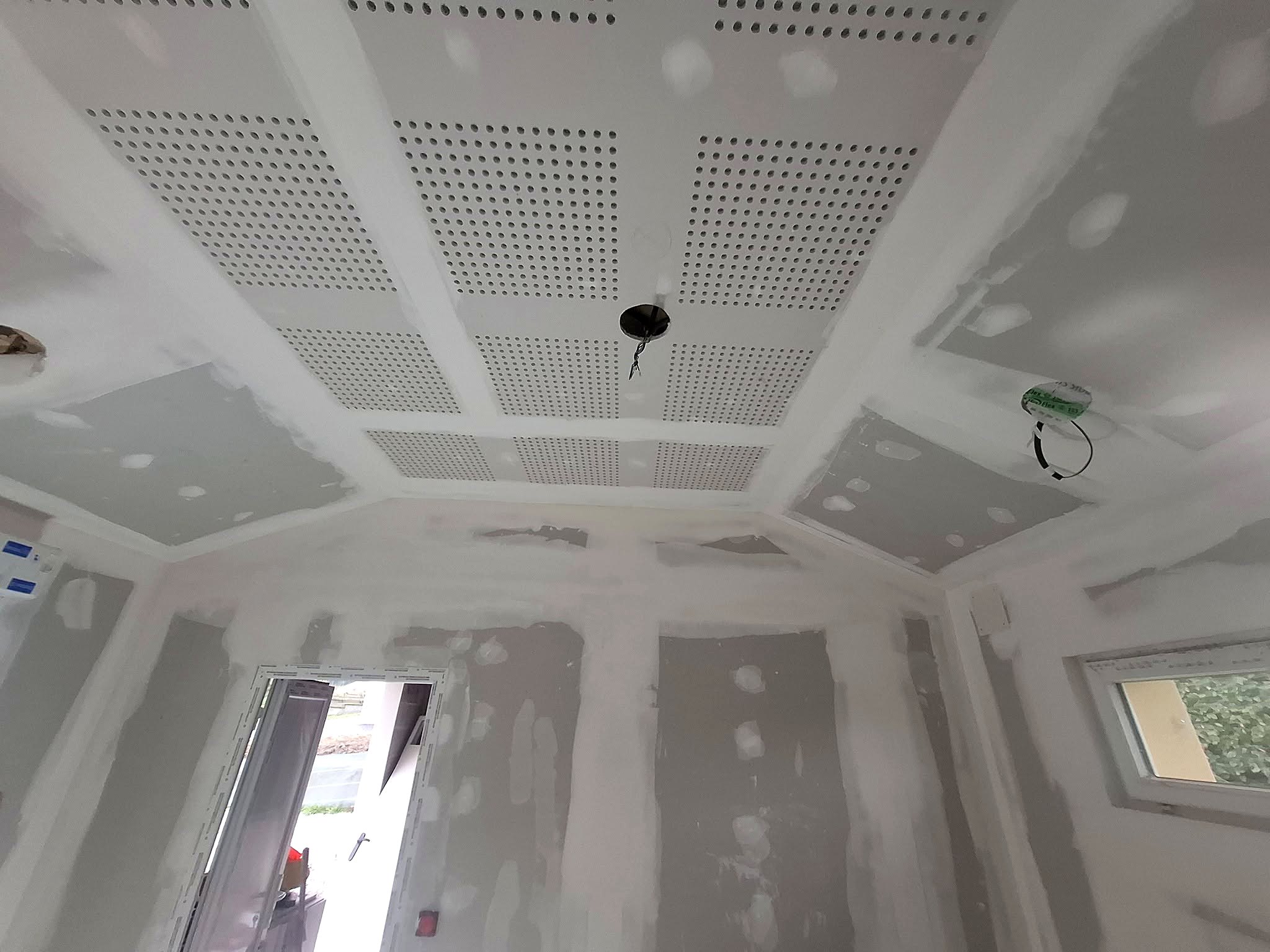 Plafond acoustique en plaques perforées posé par la SARL Brethes