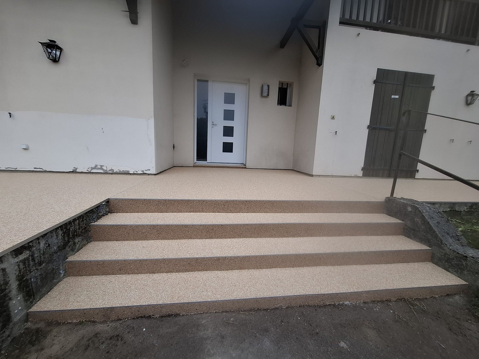 La même entrée après la pose d'une moquette de pierre beige