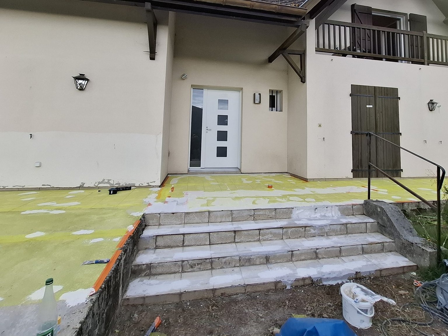 Entrée et escalier extérieurs avant travaux, carrelage ancien sous primaire