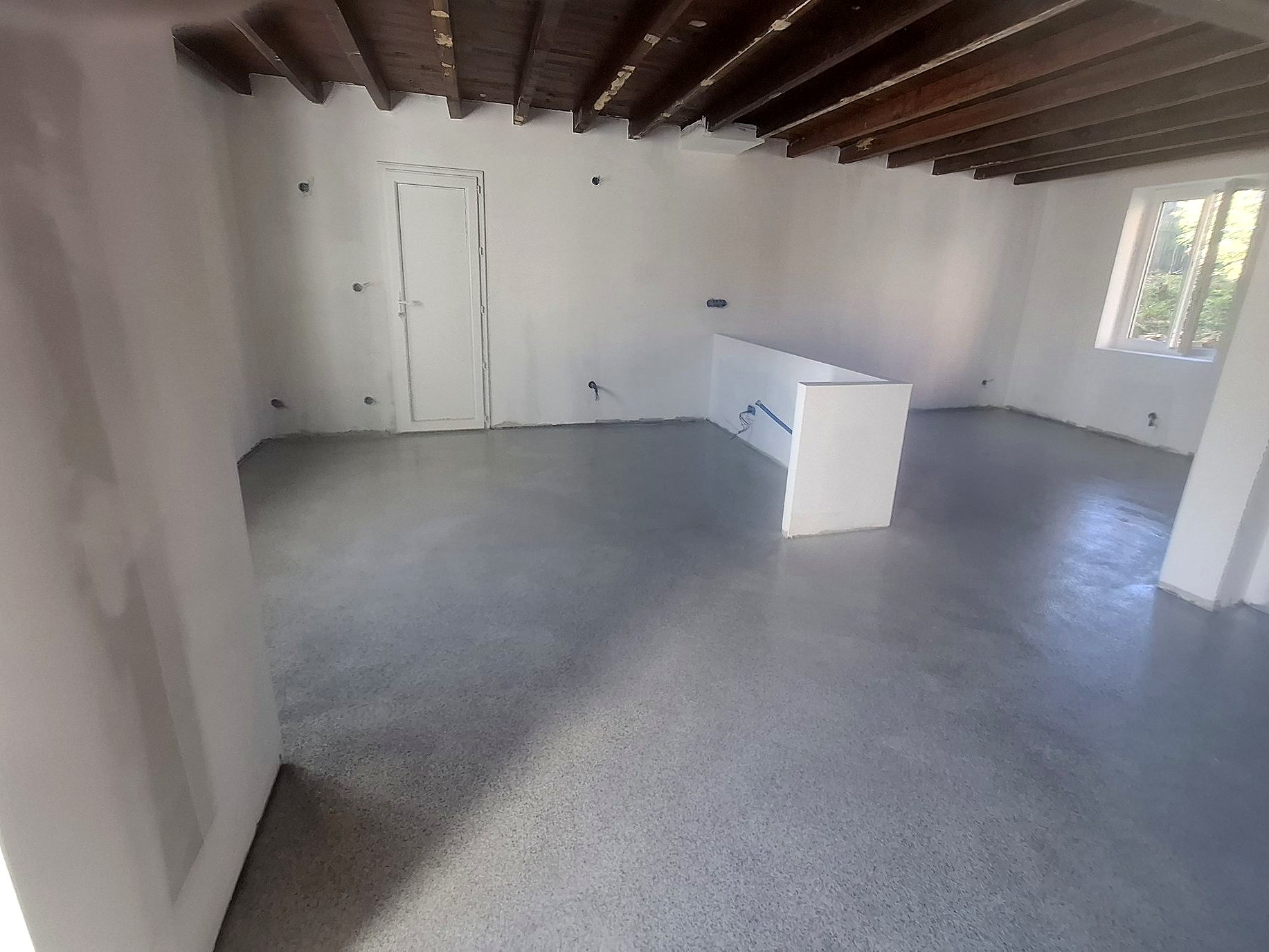 Pièce à vivre terminée après travaux de plâtrerie