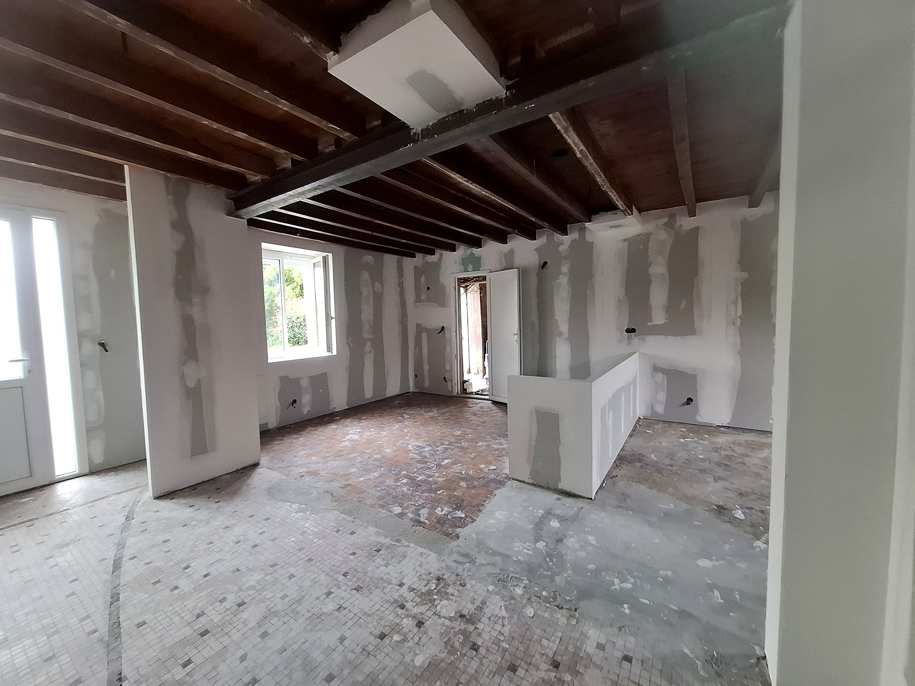 Pièce à vivre en cours de chantier, plaques de plâtre et bandes