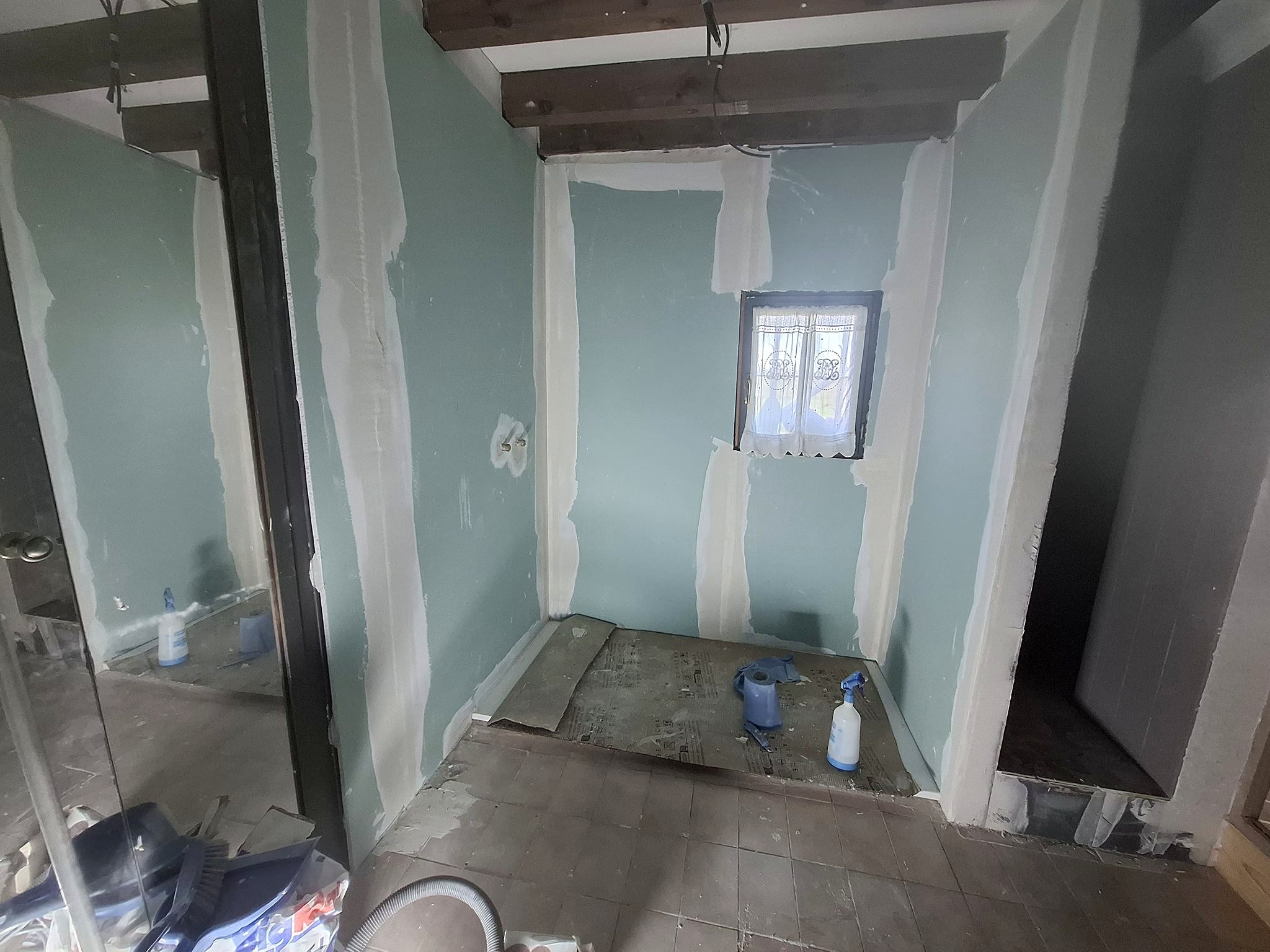 Salle d'eau en cours de chantier, placo hydrofuge posé